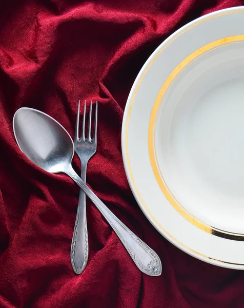 Cuchara Tenedor Plato Sobre Mantel Seda Roja Cena Romántica Vista — Foto de Stock