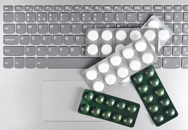 Blistry Tabletek Szary Klawiatury Laptopa Pojęcie Medyczne Góry Vie — Zdjęcie stockowe