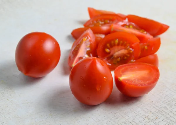 Tomates Cerises Rouges Tranchées Gros Plan Sur Tableau Cuisine Blanc — Photo