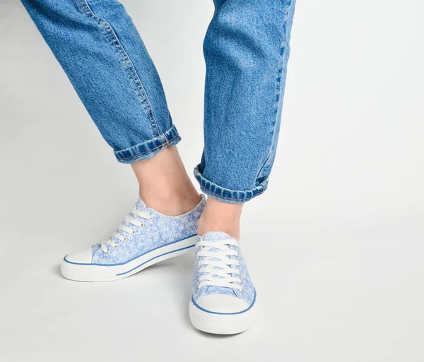 Kvinnliga Ben Korta Jeans Och Sneakers Stå Vit Bak — Stockfoto