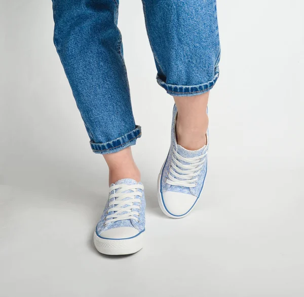 Female Legs Short Jeans Sneakers Stand White Backgroun — Stock Photo, Image