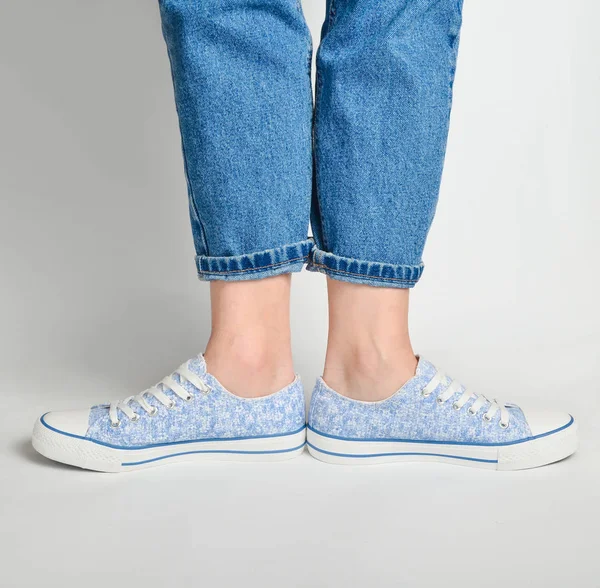 Kvinnliga Ben Korta Jeans Och Sneakers Stå Vit Bak — Stockfoto