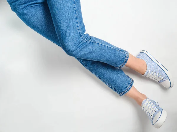 Γυναικεία Πόδια Τζιν Και Sneakers Λευκό Φόντο Κορυφή Vie — Φωτογραφία Αρχείου