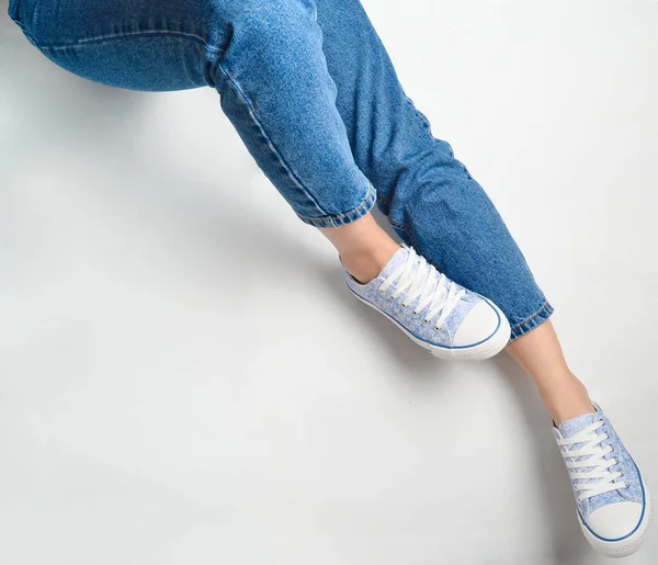 Kobiece Nogi Dżinsy Adidasy Białym Tle Góry Vie — Zdjęcie stockowe