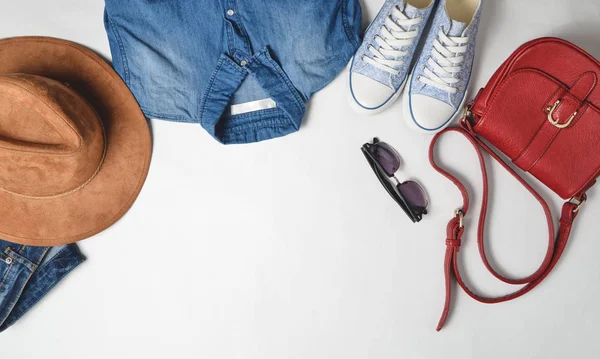 Ropa Accesorios Moda Para Mujer Jeans Camisa Vaquera Zapatillas Sombrero —  Fotos de Stock