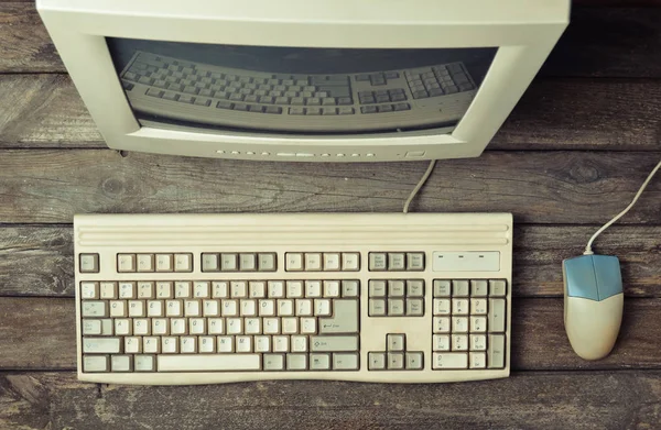 Retro sabit bilgisayar rustik ahşap masa, vintage çalışma alanı üzerinde. Monitör, klavye, bilgisayar faresi, üstten görünüm, düz la