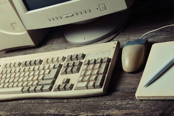 Retro sabit bilgisayar rustik ahşap masa, vintage çalışma alanı üzerinde. Monitör, klavye, bilgisayar faresi, üstten görünüm, düz la