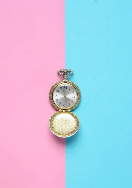Kieszonkowe Zegarek Kolorowym Tle Pastel Widok Góry Minimalis — Zdjęcie stockowe