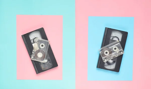 オーディオ カセット テープ パステル ブルー ピンクの背景のビデオ カセット 年代からレトロな属性は トップを争う — ストック写真