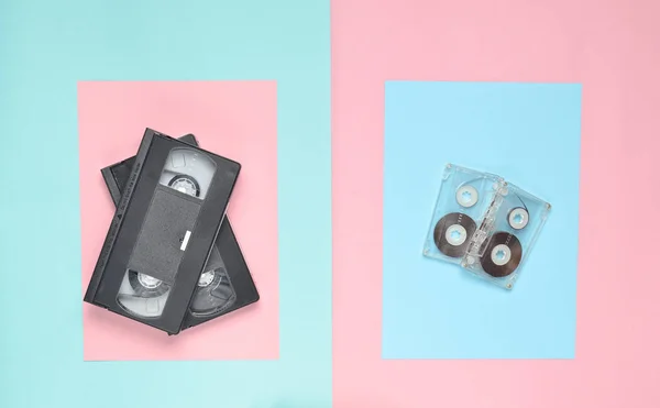 Audio Cassette Videocassette Een Roze Pastel Blauwe Achtergrond Retro Attributen — Stockfoto