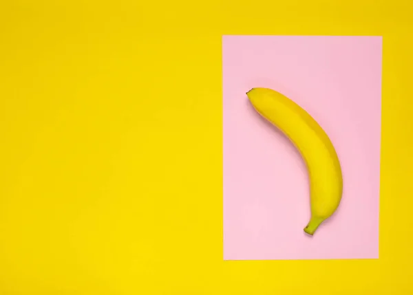 Потерти Банан Рожево Жовтому Тлі Вид Зверху Мінімалізм — стокове фото