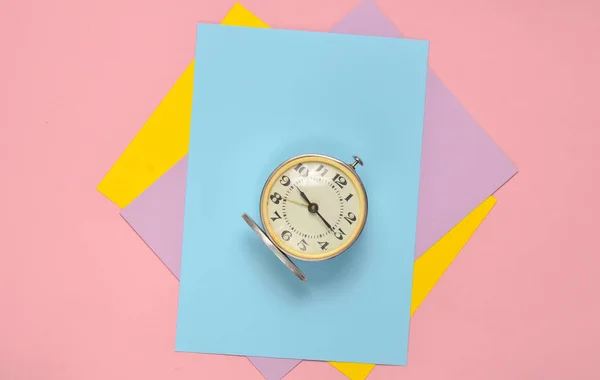 Relógio Alarme Retro Sobre Fundo Papel Colorido Minimalismo Topo Vie — Fotografia de Stock