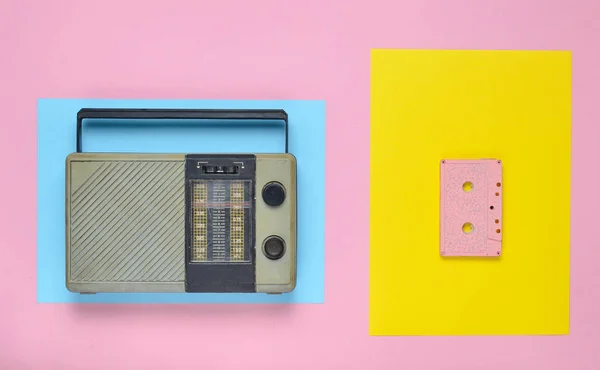 Retro Radyo Alıcısı Renkli Kağıt Arka Plan Üzerinde Ses Kaset — Stok fotoğraf