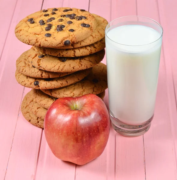 Montón Galletas Con Chocolate Manzana Roja Vaso Yogur Sobre Una —  Fotos de Stock