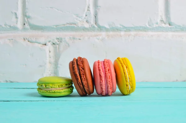 Colored Cookies Macaroons Close Table White Brick Wall Backgroun — Stock Photo, Image