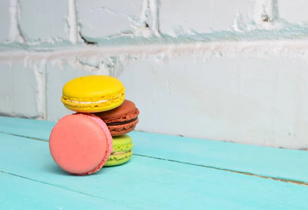 Macaroons Biscoitos Coloridos Fecham Uma Mesa Contra Backgroun Parede Tijolo — Fotografia de Stock