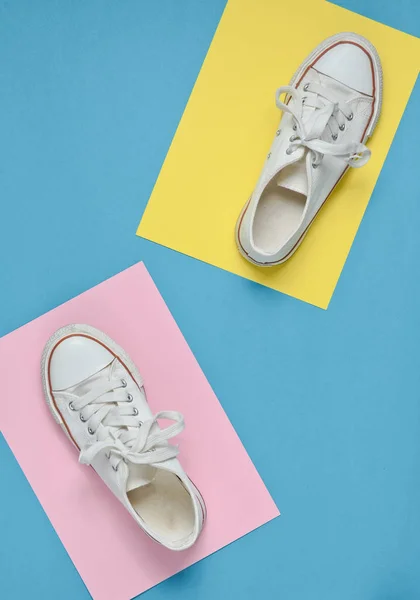 Retro Sneakers Steg Färgat Papper Bakgrund Ovanifrån — Stockfoto