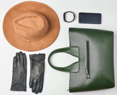 Kadın aksesuarları ve becerikli alet üstünde beyaz bir arka plan. Çanta, şapka, eldiven, smartphone, akıllı izle. Sonbahar bahar koleksiyonu. Üstten görünüm. Düz yatıyordu