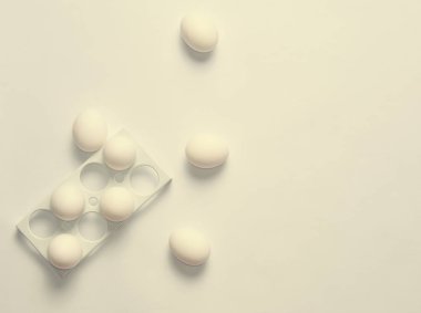 Beyaz bir arka planda minimalizm eğilim, beyaz yumurta ile plastik tepsi top vie
