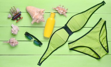 Mayo, Güneş kremi, kabuklar, mavi ahşap kurullarında güneş gözlüğü. Resort dinlenme sahilde kavramı, top vie