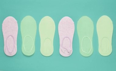 Sarı bir arka plan, üst birçok renkli çorap vie