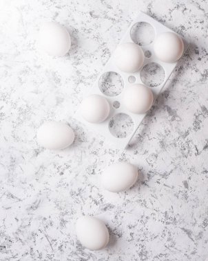 Plastik tepsi minimalizm eğilim, beyaz beton zemin üzerine beyaz yumurta ile top vie