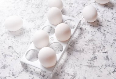 Beyaz Beton adam üzerinde beyaz yumurta ile plastik tepsi