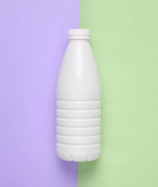 Beyaz plastik şişe yoğurt bir mavi pembe pastel renkli, Minimalizm, top vie