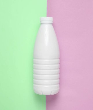 Beyaz plastik şişe yoğurt bir mavi pembe pastel renkli, Minimalizm, top vie