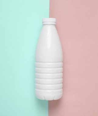 Beyaz plastik şişe yoğurt bir mavi pembe pastel renkli, Minimalizm, top vie