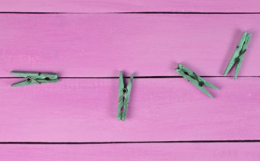 Ahşap clothespins mavi bir tabloda top vie