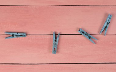 Ahşap clothespins mavi bir tabloda top vie