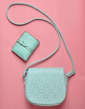 Bayan deri çanta ve cüzdan pastel mavi bir arka plan, Bayan aksesuarlar, üstten görünüm, minimalis