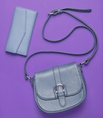 Kadın kırmızı deri çanta ve cüzdan pastel sarı bir arka plan, Bayan aksesuarlar, üstten görünüm, minimalis