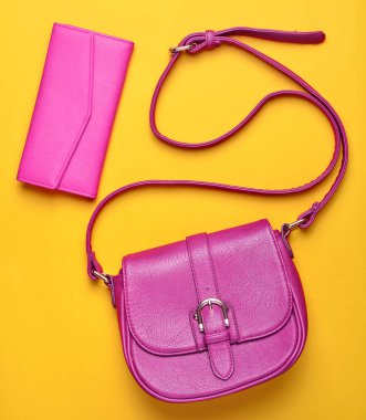 Kadın kırmızı deri çanta ve cüzdan pastel sarı bir arka plan, Bayan aksesuarlar, üstten görünüm, minimalis