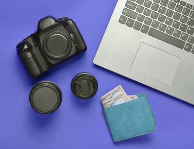 Ekipman fotoğrafçı, dizüstü bilgisayar, çanta dolar üzerinde yeşil bir arka plan ile. Serbest kavramı, fotoğrafçının çalışmaları, nesneleri, üstten görünüm, düz la