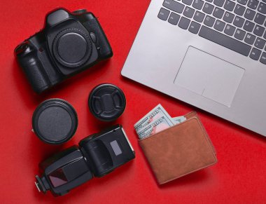 Ekipman fotoğrafçı, dizüstü bilgisayar, çanta dolar üzerinde yeşil bir arka plan ile. Serbest kavramı, fotoğrafçının çalışmaları, nesneleri, üstten görünüm, düz la