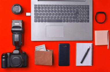 Ekipman fotoğrafçı, laptop, dolar, smartphone, akıllı izlemek, sarı bir arka plan üzerinde güç banka ile çanta. Serbest kavramı, iş, düz la nesneleri, en iyi görünüm için gadgets