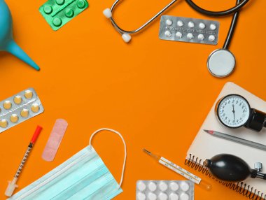 Tıbbi ekipman sarı bir arka plan üzerinde. Lavman, hap, Not defteri, stetoskop, şırınga, termometre, manometre yapacağız. Tıbbi kavramı, üstten görünüm, düz yatıyordu stil, kopyalama alanı