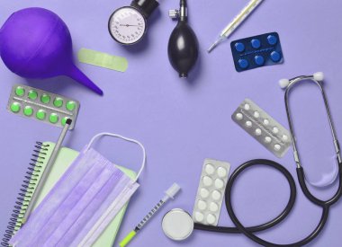 Tıbbi malzeme mavi bir arka plan üzerinde. Lavman, hap, Not defteri, stetoskop, şırınga, termometre, manometre yapacağız. Tıbbi kavramı, üstten görünüm, düz yatıyordu stil, kopyalama alanı