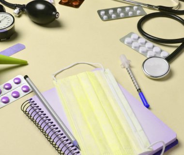 Tıbbi malzeme mavi bir arka plan üzerinde. Lavman, hap, Not defteri, stetoskop, şırınga, termometre, manometre yapacağız. Tıbbi kavramı, kopya alanı