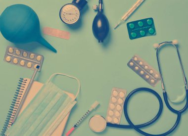 Tıbbi malzeme mavi bir arka plan üzerinde. Lavman, hap, Not defteri, stetoskop, şırınga, termometre, manometre yapacağız. Tıbbi kavramı, üstten görünüm, düz yatıyordu stil, kopyalama alanı