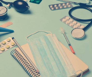 Tıbbi malzeme mavi bir arka plan üzerinde. Lavman, hap, Not defteri, stetoskop, şırınga, termometre, manometre yapacağız. Tıbbi kavramı, kopya alanı