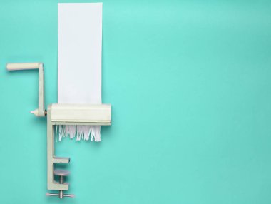 Kağıt kesme makarna bir pembe bir arka plan, minimalist eğilim, retro tarzı için el ile bir makine tarafından kesme, top vie