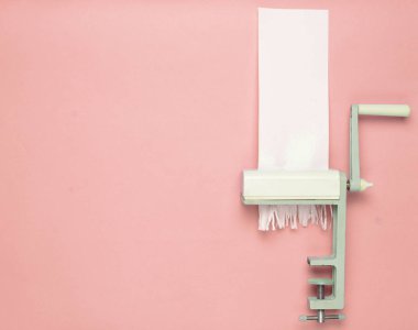 Kağıt kesme makarna bir mavi pastel renkli, minimalist eğilim, retro tarzı için el ile bir makine tarafından kesme, top vie