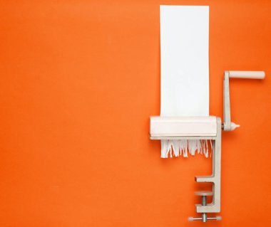 Kağıt kesme makarna bir sarı pastel arka plan, minimalist eğilim, retro tarzı için el ile bir makine tarafından kesme, top vie