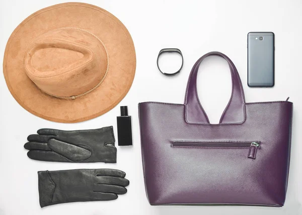 Accesorios Gadgets Femeninos Sobre Fondo Blanco Bolsa Sombrero Guantes Smartphone — Foto de Stock