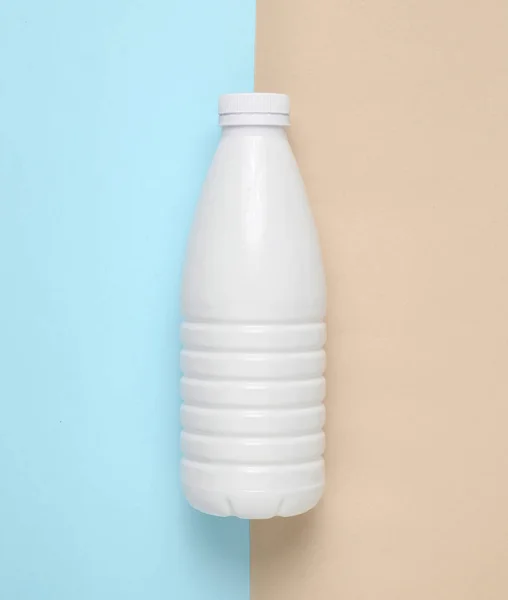 Bottiglia Plastica Bianca Yogurt Sfondo Blu Pastello Rosa Minimalismo Top — Foto Stock