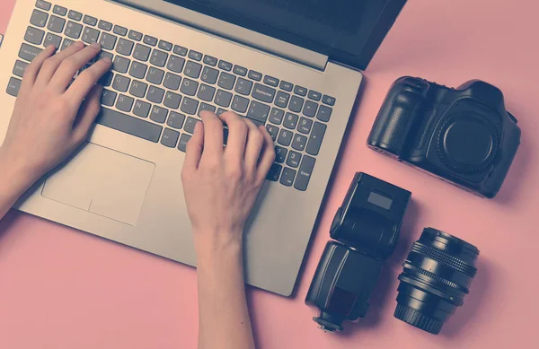 Work Photographer Photo Retouching Photographic Equipment Female Hands Typing Laptop — Stock Photo, Image