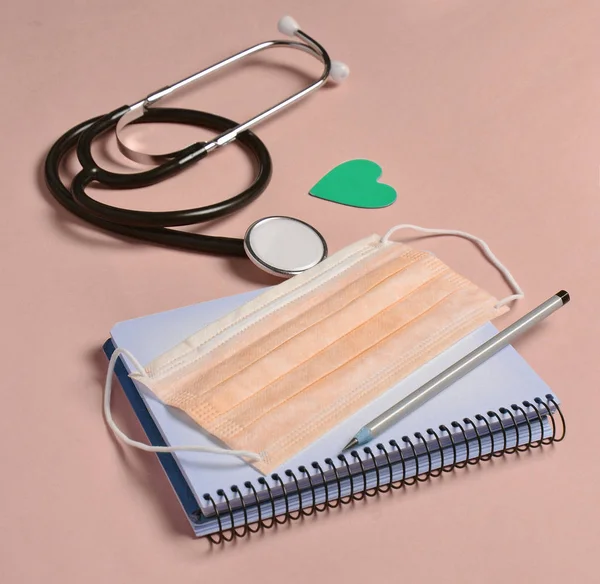 Defter Kalem Stetoskop Dekoratif Kalp Mavi Bir Arka Plan Üzerinde — Stok fotoğraf